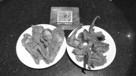 6月16日,長沙解放西路溫莎KTV王府井店,包廂里點的鴨頭和鴨鎖骨。