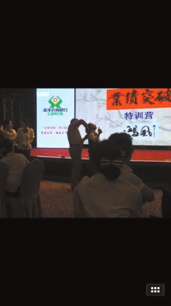 剪頭發。知情者供圖