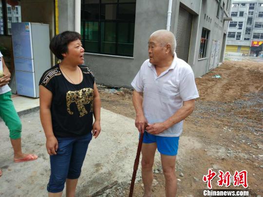 八旬老人拄拐杖上高速只為“強身健體”