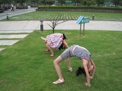 幫同學練下腰致傷殘