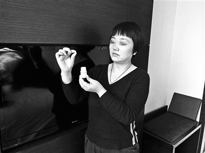 家長向北青報記者出示女兒從幼兒園偷偷帶回的“病毒靈”白藥片