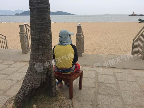 8月1日,廣東珠海海邊,工作人員把守嚴禁游客進入。(馬俊 拍攝)