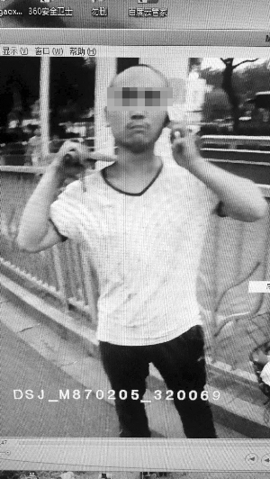 男子拿菜刀以“自刎”威脅民警