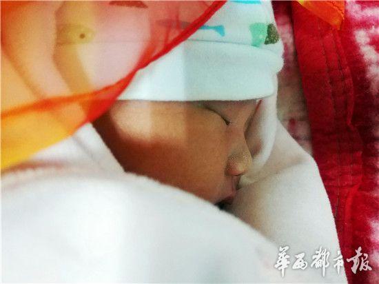 林悅早產(chǎn)生下的兒子。