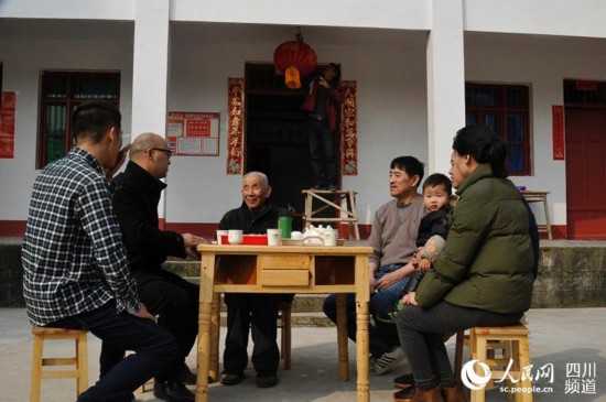 村民胡宗鵬一家和該村“第一書(shū)記”張浩(左二)在一起暢談如何致富。(張櫪 攝)
