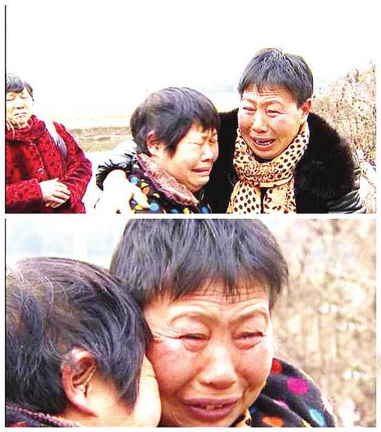 姐妹倆抱在一起哭成淚人,朱網玉(左)也在一旁流著淚。