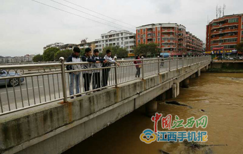 大余:一老人早晨落水 四名高中生聯手救起