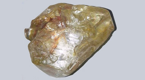 塞拉利昂發(fā)現(xiàn)的這顆鉆石重706克拉。