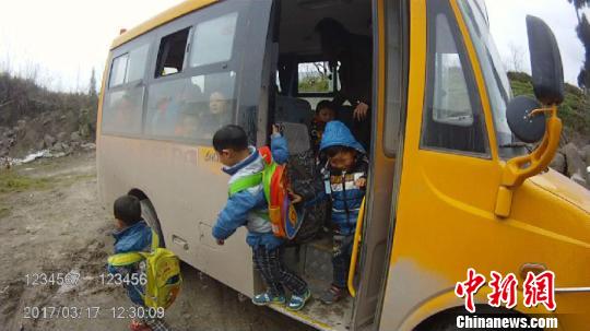 四川達州查獲首起校車嚴重超員涉嫌危險駕駛案
