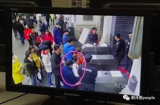監控視頻中,陳振杰(右下)緊貼一名白衣女子,準備行竊。