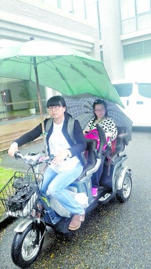 黃惠鸝騎車送女兒去上課。