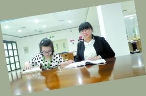 黃惠鸝陪女兒在圖書(shū)館看書(shū)。