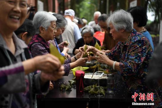 資料圖:5月25日,重慶歌樂山的200余位老人一起包粽子,迎接端午佳節的來臨。 中新社記者 陳超 攝