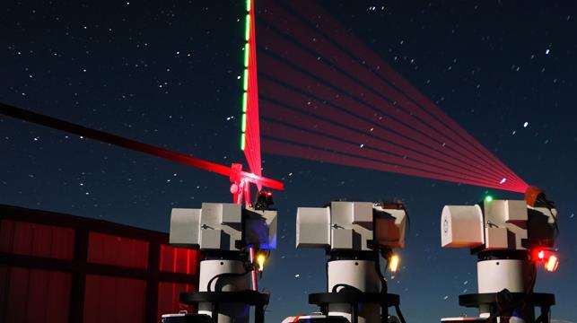 2016年12月10日,在西藏阿里觀測站,“墨子號”量子科學實驗衛星過境,科研人員在做實驗(合成照片)。 新華社記者 金立旺 攝