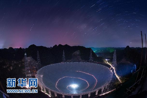 FAST在滿天繁星下呈現出的美麗景觀(6月27日攝)。新華社記者 劉續攝