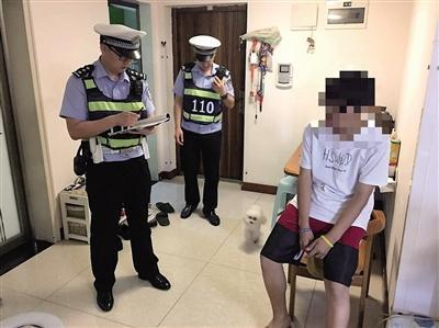 民警在小龍家里了解情況。本報記者 甘俠義 攝