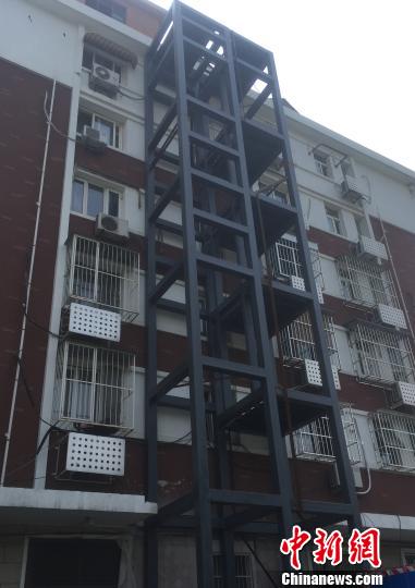 北京試點老舊小區(qū)加裝“外掛電梯”(圖)