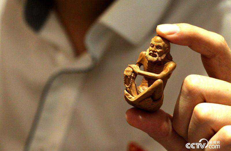 林建軍向記者展示自己的微雕作品