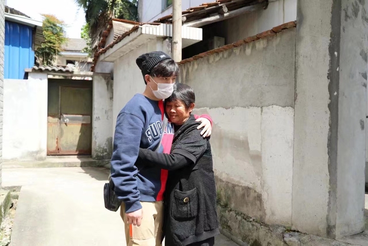 坐高鐵看中國(guó)|我要認(rèn)真端詳武漢,曾交付熱情與生命的地方