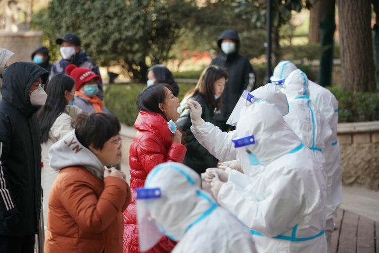 我在現(xiàn)場 | 在“暫停”的城市,我們與病毒賽跑