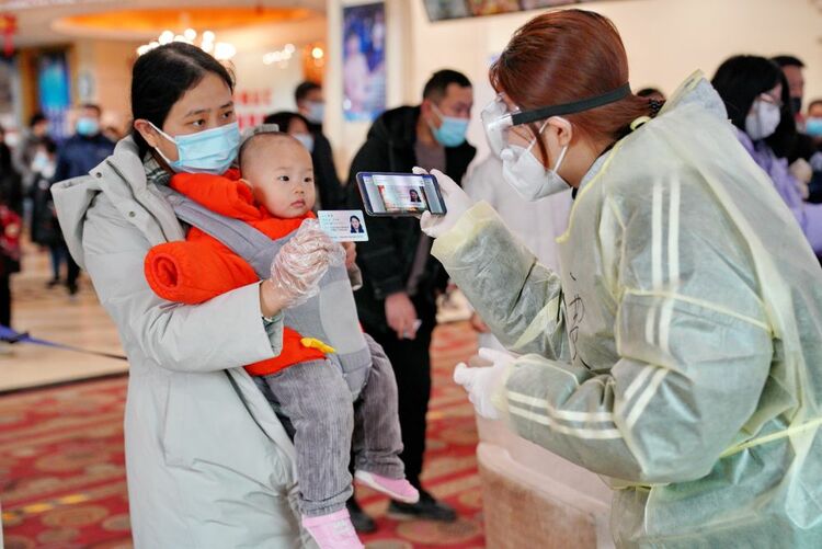 我在現(xiàn)場 | 在“暫停”的城市,我們與病毒賽跑