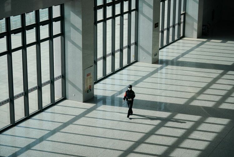 我在現(xiàn)場 | 在“暫停”的城市,我們與病毒賽跑