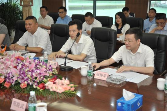 溫江區(qū)相關領導出席簽約儀式。溫軒 攝