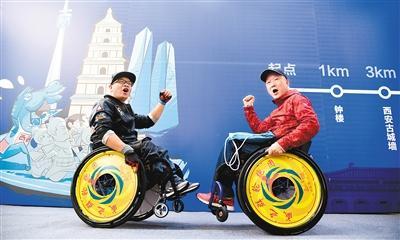 兩名輪椅選手用手“丈量”西馬 目標是跑遍全國