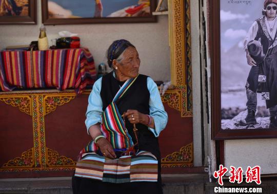藏族老人常在拉薩八廓街享受午后時(shí)光。 孫翔 攝