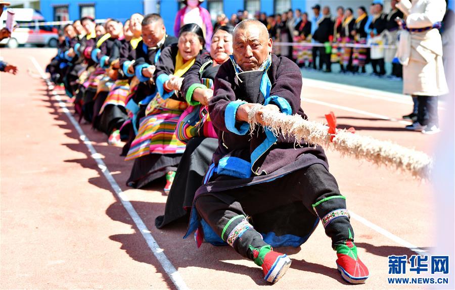 (體育)(3)西藏山南:農(nóng)牧民賽場(chǎng)展風(fēng)采